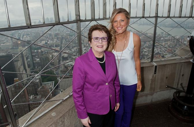 L'ex campionessa Billie Jean King festeggia con la bielorussa Vika Azarenka i 40 anni della Wta in cima all'Empire State Building di New York. LaPresse